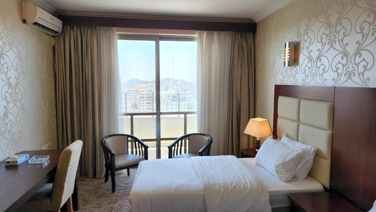Red Crescent Guesthouse Ramallah Ngoại thất bức ảnh