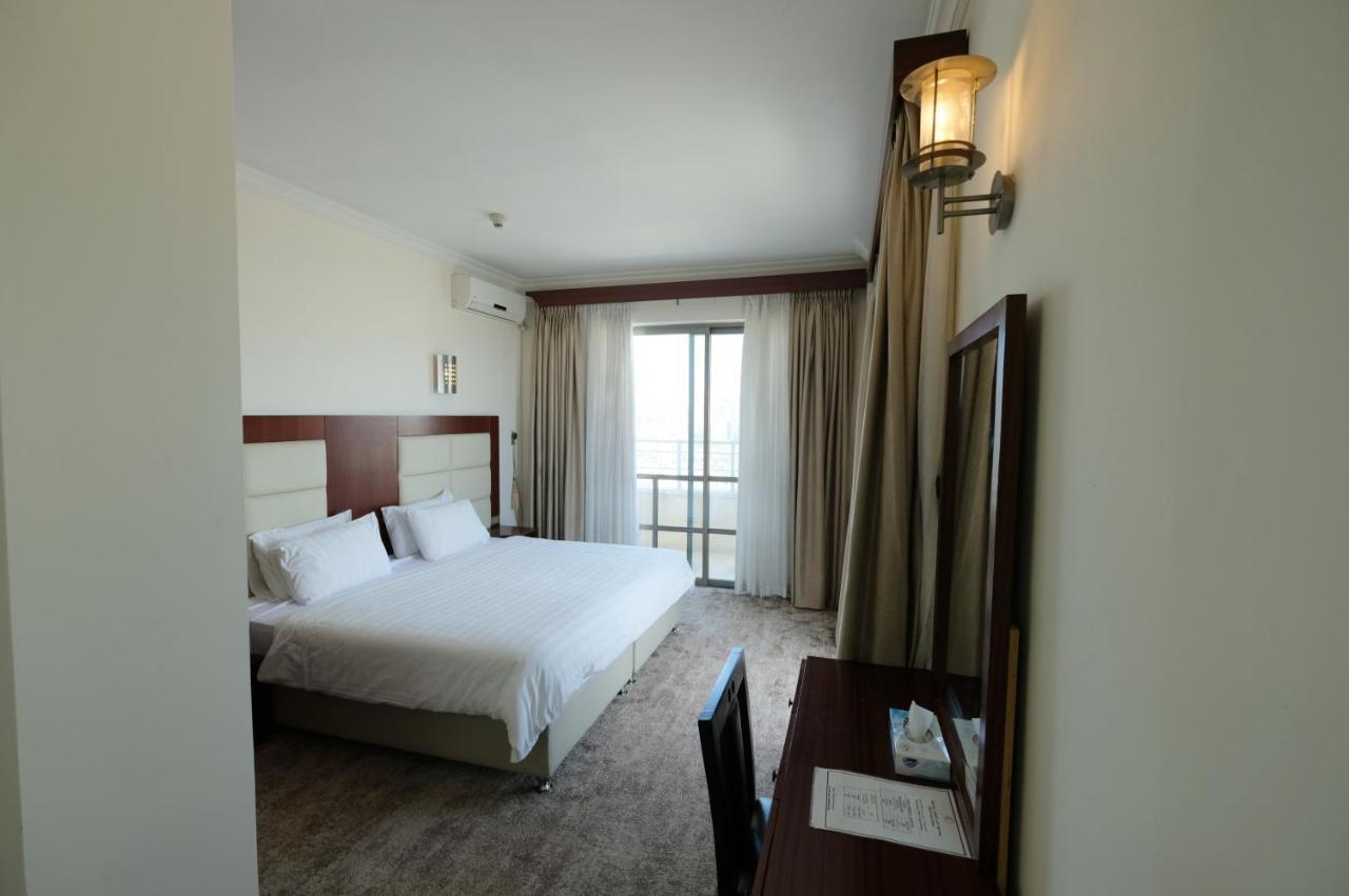 Red Crescent Guesthouse Ramallah Ngoại thất bức ảnh